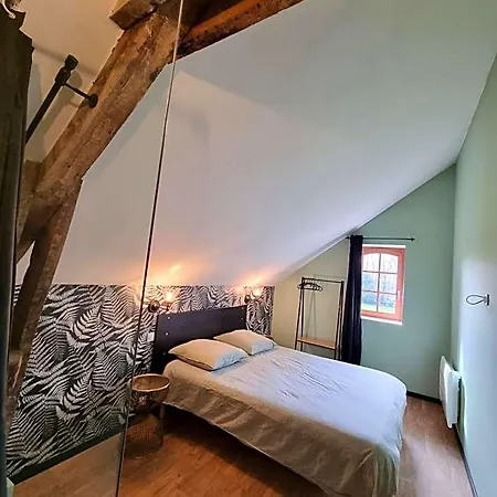 Les Ecuries Du Chateau De Brumare Bed & Breakfast 3*